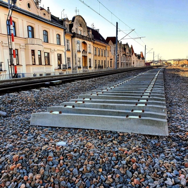 Trwa budowa estakad kolejowych w centrum Krakowa. Przy ul. Blich widać już zarys kolejnego toru.