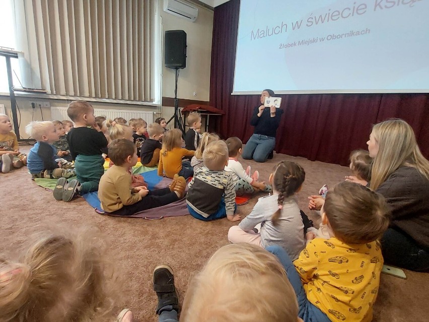 Biblioteka Publiczna w Obornikach bawi i uczy dzieci ze Żłobka Miejskiego w ramach projektu Maluch w świecie książki. 