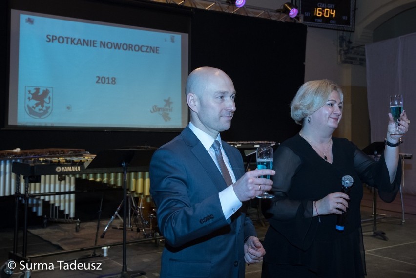 Stargardzki starosta Iwona Wiśniewska i prezydent Stargardu Rafał Zając wznieśli toast za współpracowników [foto, wideo]