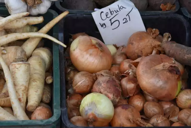 W wielu miejscach ceny niektórych warzyw i owoców przyprawiają o zawrót głowy. Jednak na targowisku w Kościerzynie jak na razie nie widać dużych wzrostów.