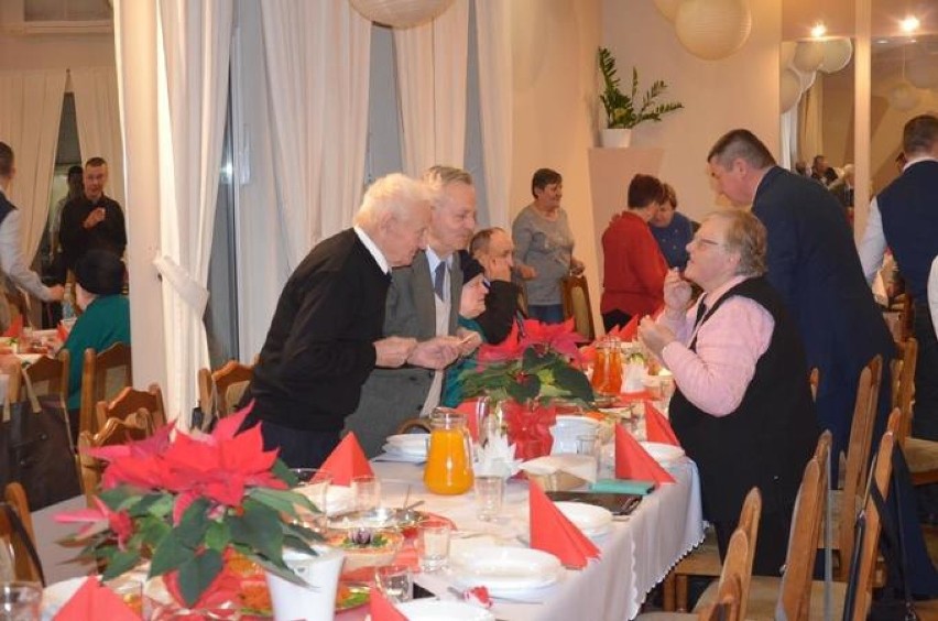 Kolędowanie samotnych oraz podopiecznych GOPS w Rogoźnie [ZDJĘCIA]