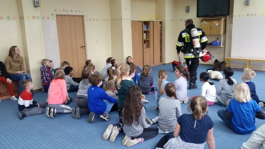 Jak zostać strażakiem, czyli uczniowie uczą się reagować w sytuacji zagrożenia (ZDJĘCIA)