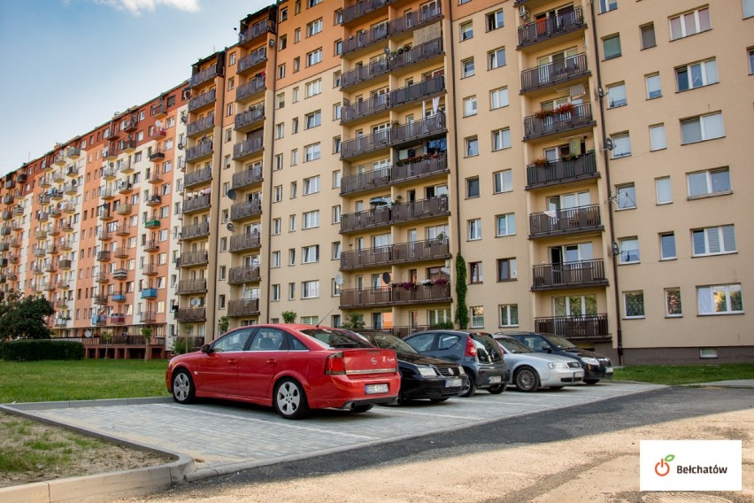 Bełchatów. W mieście powstają kolejne chodniki i miejsca parkingowe