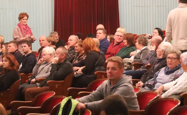 Publiczność szczelnie zapełnia salę Radomskiej Orkiestry Kameralnej, by posłuchać piosenek na RAFIE.