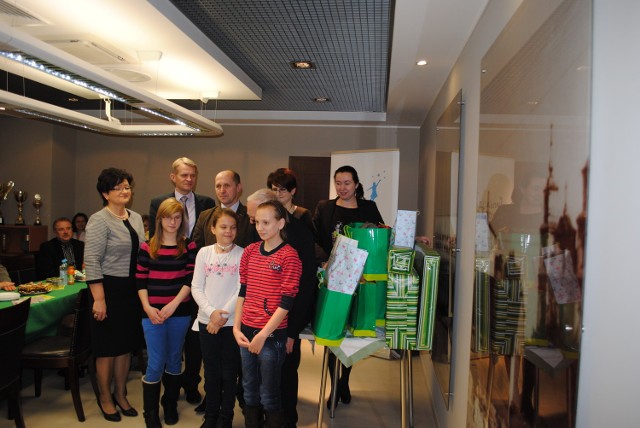 Od lewej: Ania, Magda i Dominika z Patrycją Wróbel, prezesem zarządu Fundacji Dziecięce Marzenia, Dariuszem Szustkiem- burmistrzem Łukowa i przedstawicielami Banku Spółdzielczego w Łukowie.
