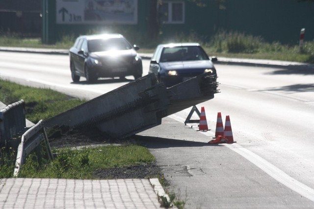 Zablokowana droga w Żerkowicach: Złamała się naczepa z elementami żelbetonowymi.