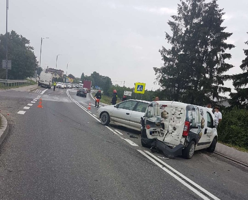 Trzy samochody zderzyły się na ulicy Wojska Polskiego w Busku-Zdroju. Ucierpiała jedna osoba