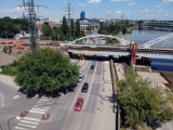 Kraków. W weekend rozpocznie się kluczowy etap demontażu mostu kolejowego nad Wisłą. Będą utrudnienia w ruchu!