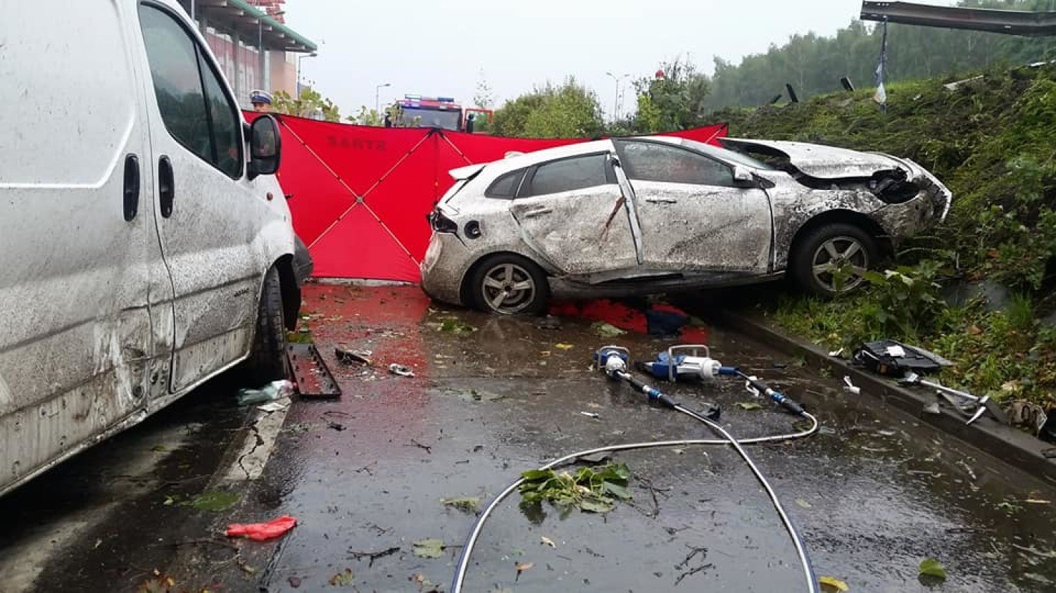 Wypadek W Katowicach: Samochód Spadł Z Dtś Przy Auchan, Zginęła Kobieta | Katowice Nasze Miasto