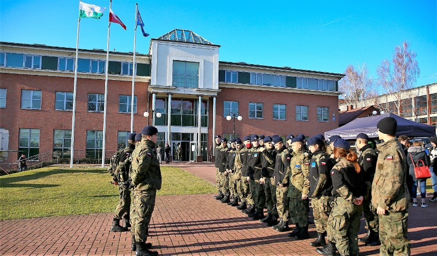 Terytorialsi zawitali do chełmskiej PWSZ. Zachęcali studentów do wstąpienia w swoje szeregi. Zobacz zdjęcia