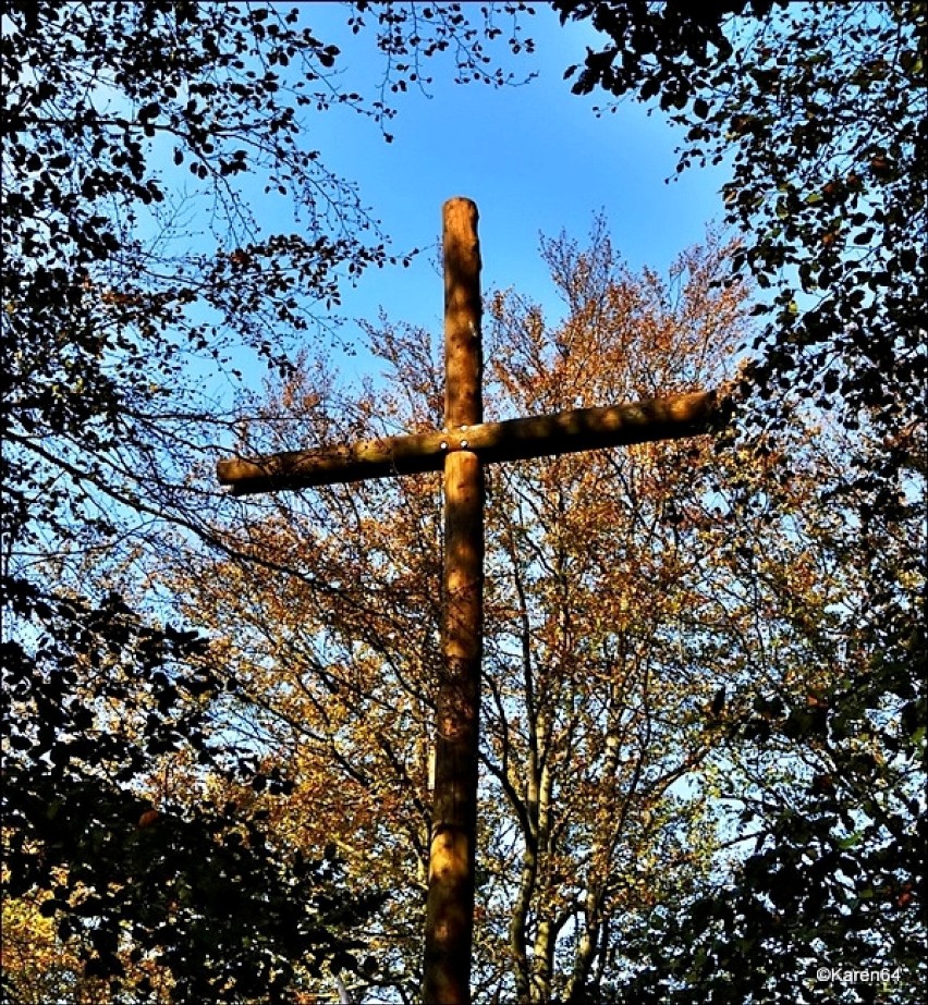 Krzyż na Wieżycy jesienią