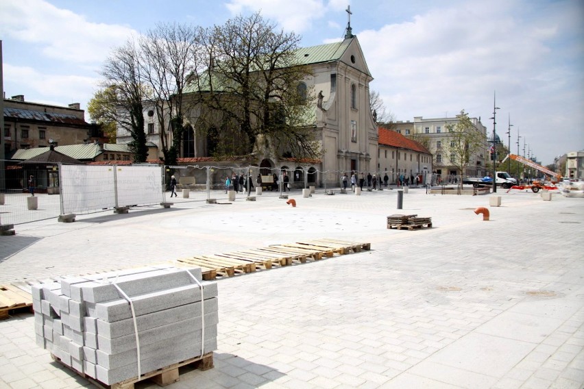 Kończą się prace przy przebudowie placu Litewskiego [ZDJĘCIA]