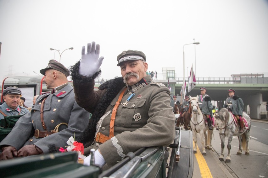 Marszałek Piłsudski przyjechał do Warszawy. Pochód...