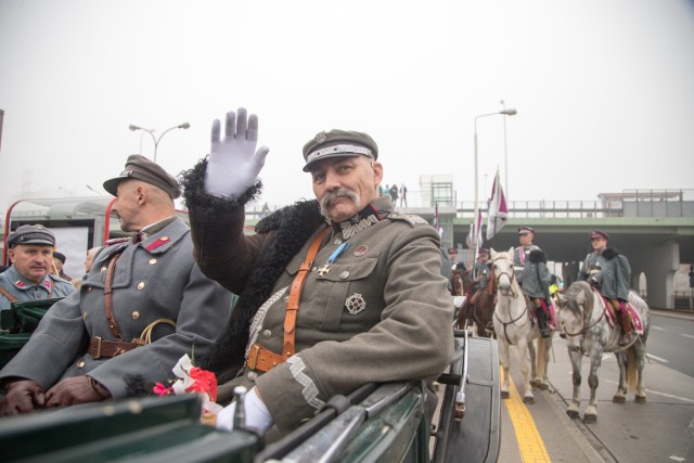Marszałek Piłsudski przyjechał do Warszawy. Pochód rekonstruktorów z Dworca Gdańskiego pod Zamek Królewski [ZDJĘCIA]