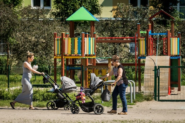 Na skwerze i placu zabaw u zbiegu ul. Sułkowskiego i Dwernickiego każdego dnia przemieszcza się sporo osób, tu bawią się też najmłodsi. - Opryski preparatem z glifosatem nie powinny mieć tu miejsca - oburza się nasz Czytelnik.