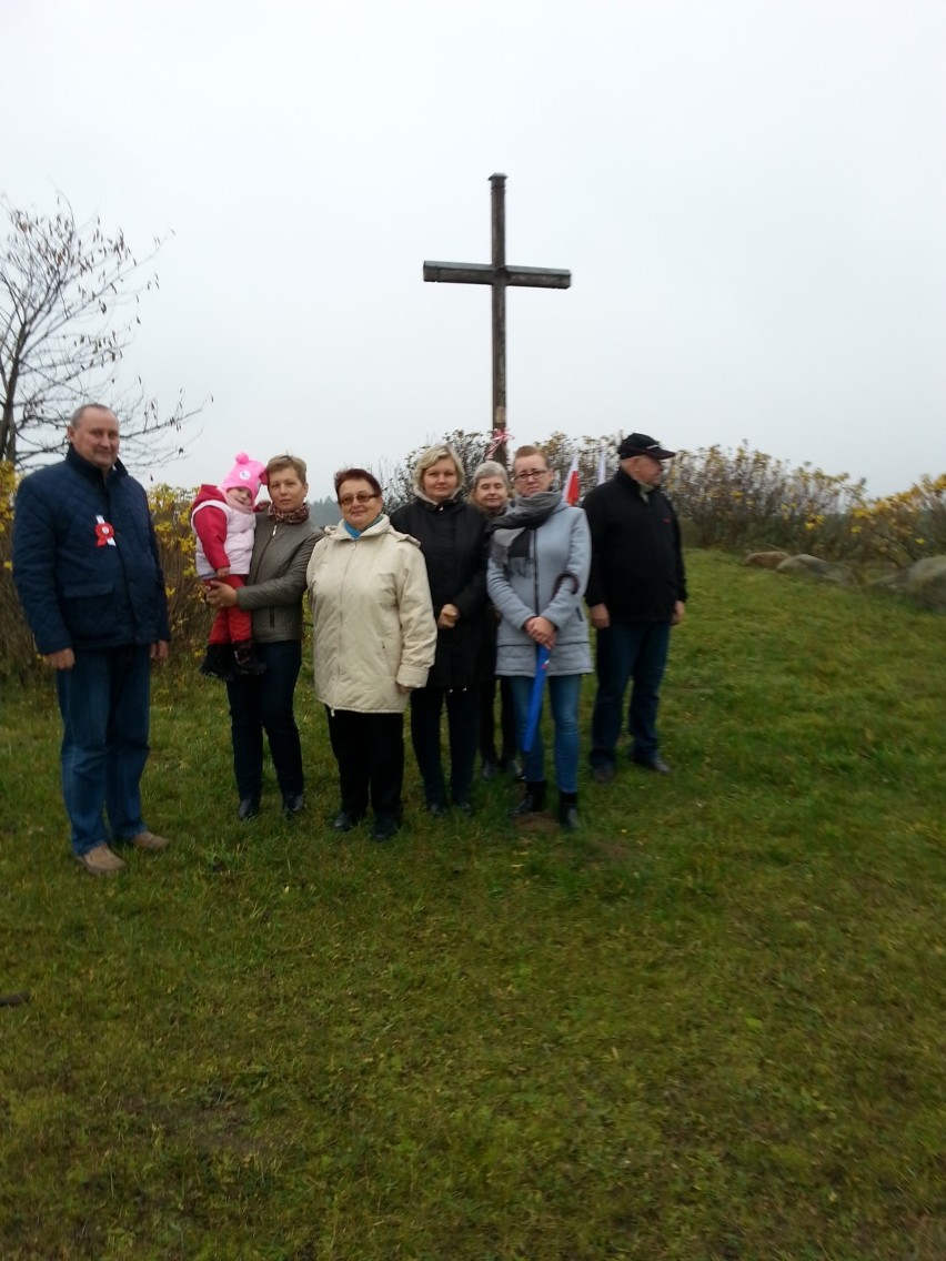 Patriotyczne uroczystości przy krzyżu w Parszkowie (2018. Maria Tebinka zaprosiła mieszkańców i uczniów SP Starzyno