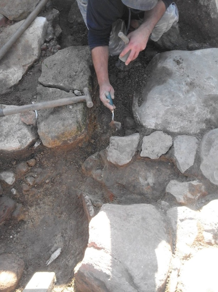 Prace archeologiczne nad zalewem w Kraśniku. Odsłonięto piec do wypału cegły z XVI w. 