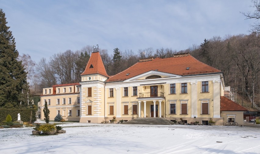 Barokowy dwór rodziny Oppersdorfów został wzniesiony w XVIII...