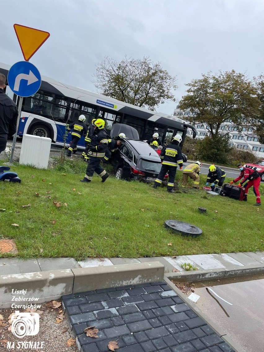 Wypadek w Balicach na drodze wojewódzkiej. Autobus zderzył się samochodem osobowym. Są ranni 