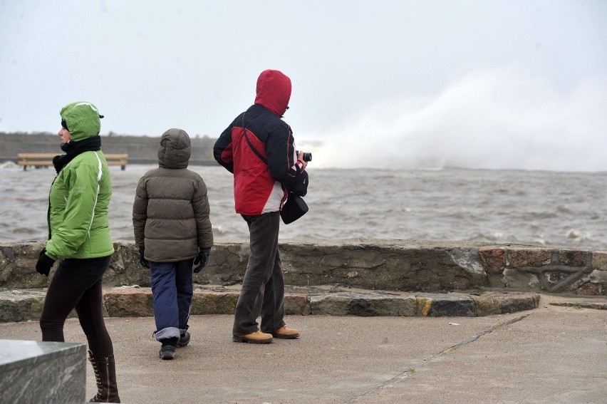 Pogoda na Pomorzu: W regionie wieje silny wiatr i pada deszcz. Zobacz zdjęcie sztormu na Bałtyku