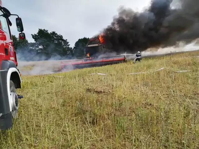 Pożar kombajnu w Gardei gasili strażacy z Jednostki Ratowniczo-Gaśniczej w Kwidzynie oraz OSP Gardeja