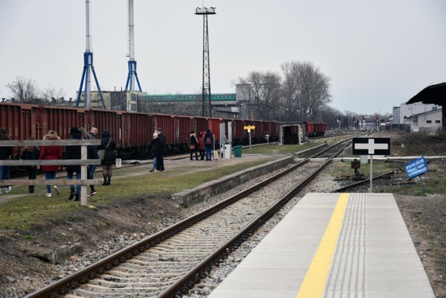 W województwie kujawsko-pomorskim podróżni korzystają już z 12 przebudowanych peronów. Wkrótce powstaną kolejne. 