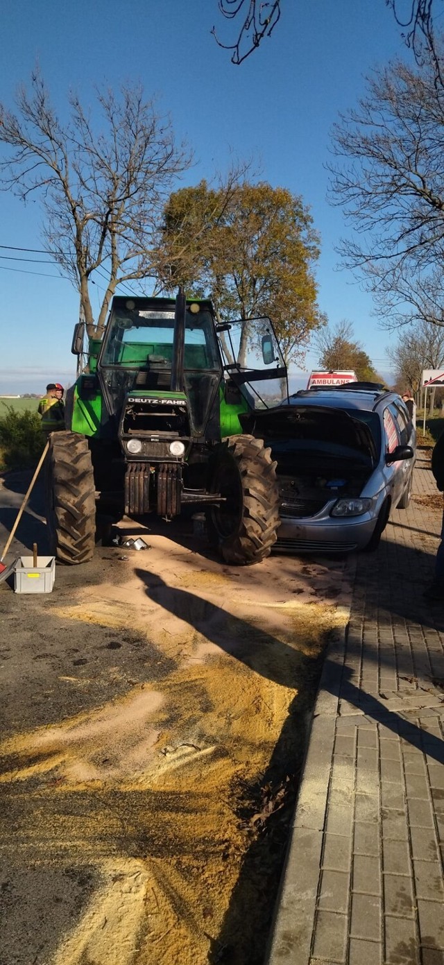 Zderzenie ciągnika rolniczego z samochodem osobowym w Tłuchowie.