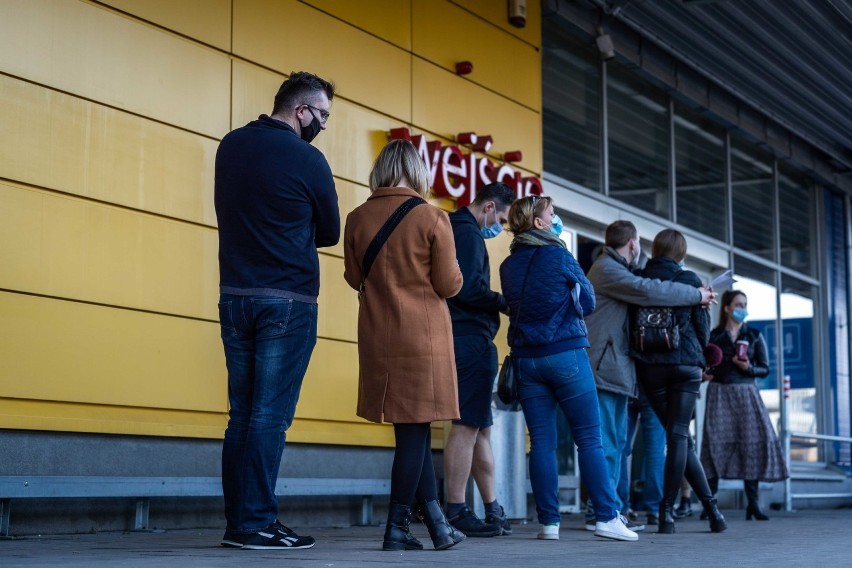 Tłumy w sklepach tuż przed wprowadzeniem ostrzejszych obostrzeń. Klienci korzystają z ostatnich zakupów w marketach przez lockdownem