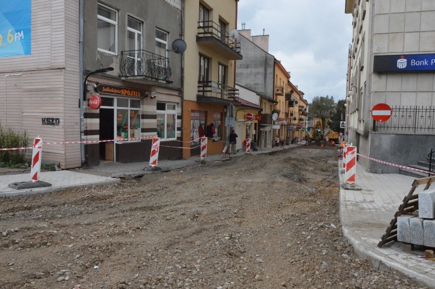 Trwa remont ulicy Siennieńskiej w centrum Ostrowca. Lepiej w nią nie skręcać [ZDJĘCIA]