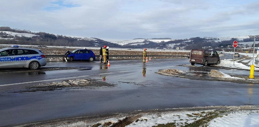 Wypadek w Siedliskach. Tuż za przejazdem kolejowym na drodze...