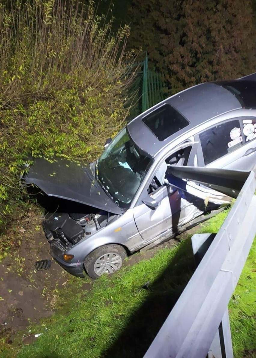 W Żurawicy pod Przemyślem 19-letni kierowca BMW przebił barierę ochronną [ZDJĘCIA]