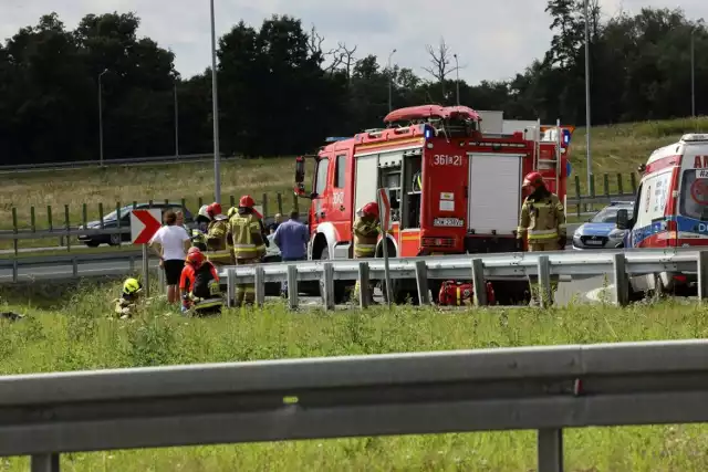 5 osób rannych to bilans tragicznego wypadku na drodze ekspresowej nr 11 w Jaryszkach pod Poznaniem. Do zdarzenia doszło około godziny 6:55, brały w nim udział dwa samochody osobowe.