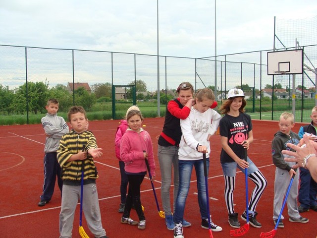 Młodzi mieszkańcy Olszan podczas konkurencji sportowych