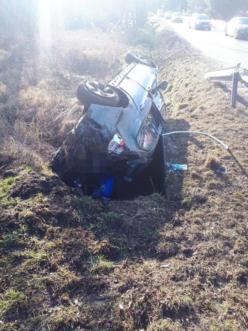 Bogumiłowice. Bmw wypadło z drogi i dachowało w rowie