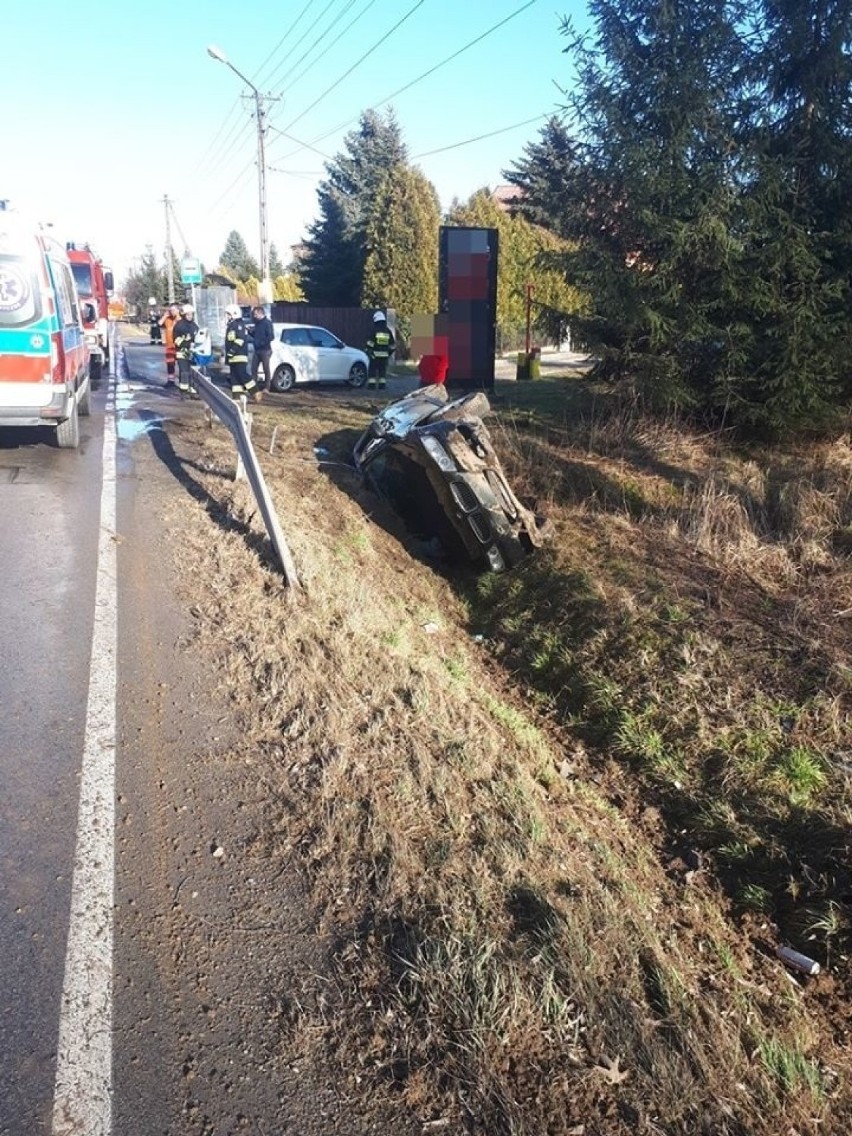 Bogumiłowice. Bmw wypadło z drogi i dachowało w rowie