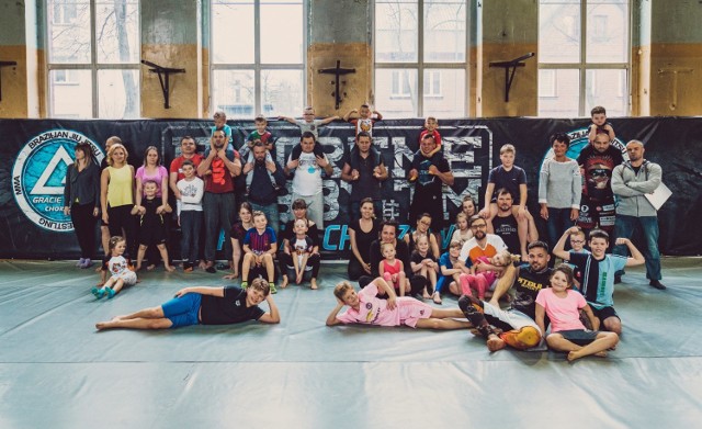 Dzieci wraz z rodzicami uczyli się podstaw brazylijskiego jiu-jitsu