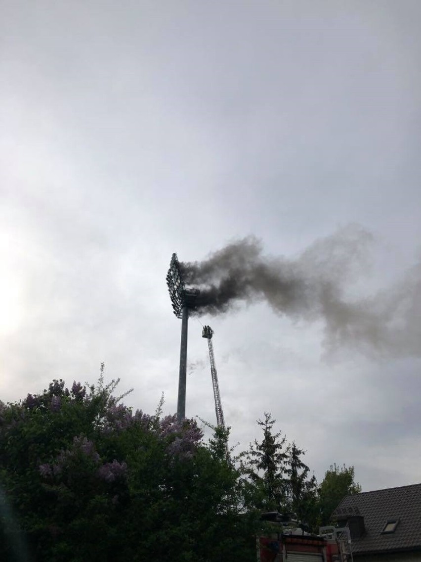 Pożar na stadionie GKS Bełchatów przy ulicy Sportowej. Zapalił się jupiter oświetlający boisko