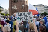 Kraków. Protest na Rynku przeciwko "Lex TVN". Hasło przewodnie: "Wolne media, wolni ludzie, wolna Polska"