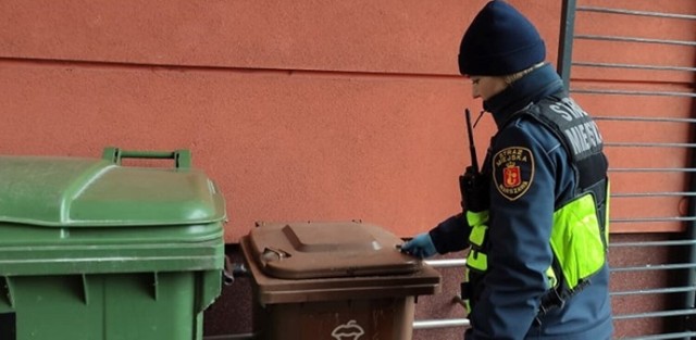 Pijany mężczyzna znaleziony w pojemniku na bioodpady. Był skulony i...szczekał