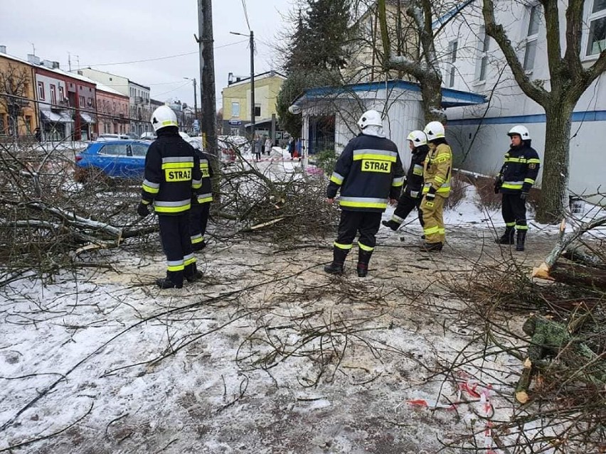 Nawałnica nad Bełchatowem i powiatem - zerwane dachy, uszkodzone samochody i budynki. Strażacy podsumowali szkody. 