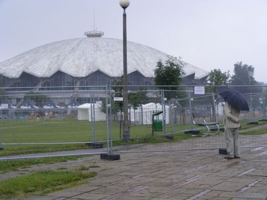 Trwa budowa Miasteczka KIbiców w parku Kasprowicza.