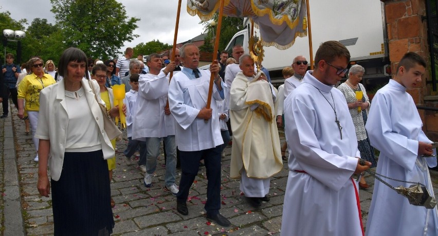 Boże Ciało 2023. Biskup Marian Florczyk odprawił mszę świętą i poprowadził procesję w parafii świętego Maksymiliana Kolbego w Kielcach 