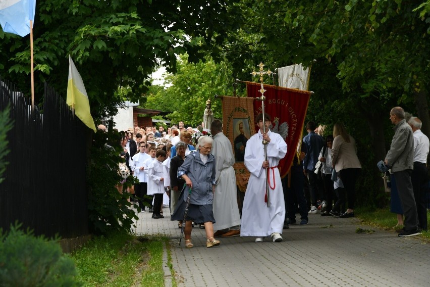 Boże Ciało 2023. Biskup Marian Florczyk odprawił mszę świętą i poprowadził procesję w parafii świętego Maksymiliana Kolbego w Kielcach 