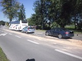 Nowy Sącz: pod prąd na rondzie? Zderzenie audi z autobusem [ZDJĘCIA]