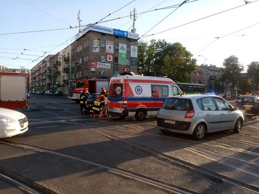 Najpierw zderzyły się dwa tramwaje na przystanku, a...