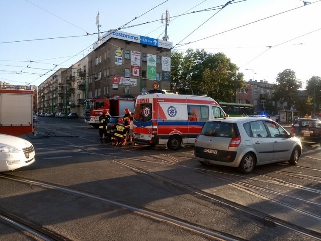 Najpierw zderzyły się dwa tramwaje na przystanku, a następnie na środku skrzyżowania Głogowskiej z Hetmańską zderzył się tramwaj z samochodem osobowym