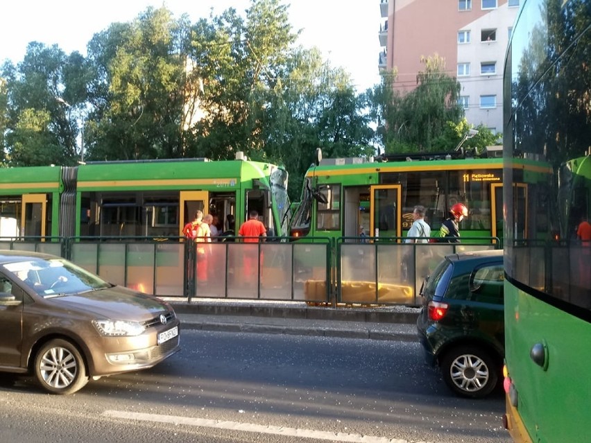 Najpierw zderzyły się dwa tramwaje na przystanku, a...