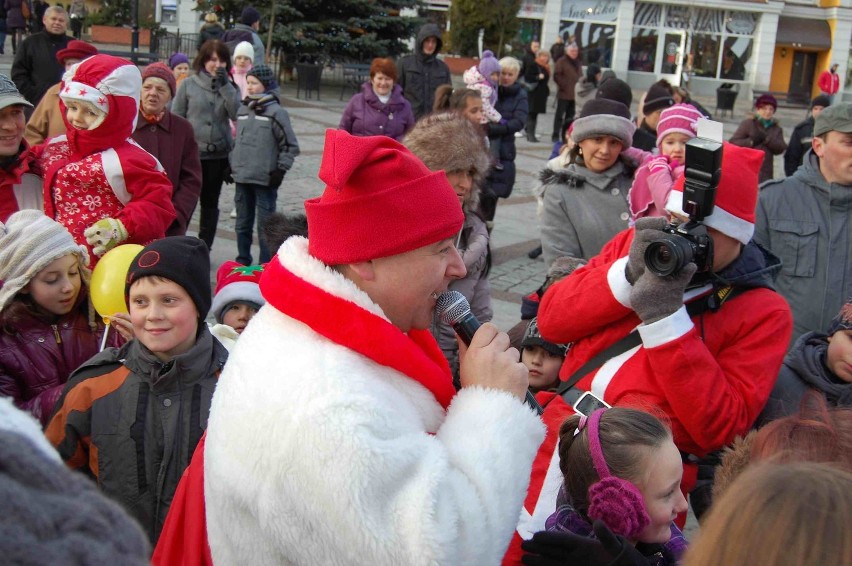 Człuchów. Miejskie mikołajki na rynku z Pikselem