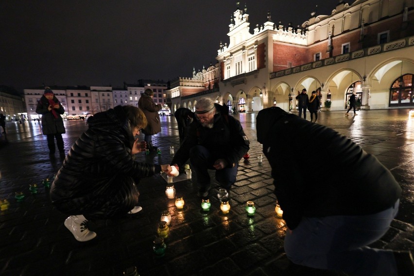 Na krakowskim Rynku zapalili Serce świateł dla Pawła Adamowicza w 3. rocznicę śmierci