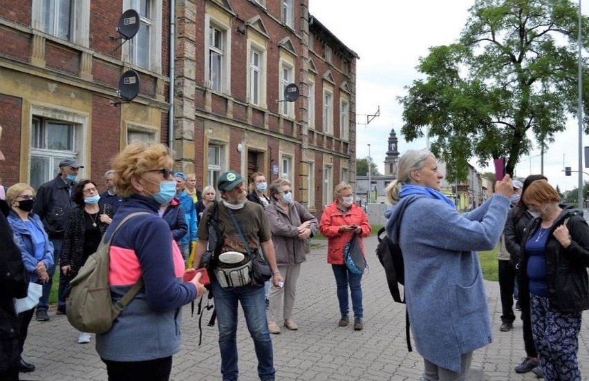 Krajoznawca i przewodnik Antoni Ścigacz (w środku) pokazał...